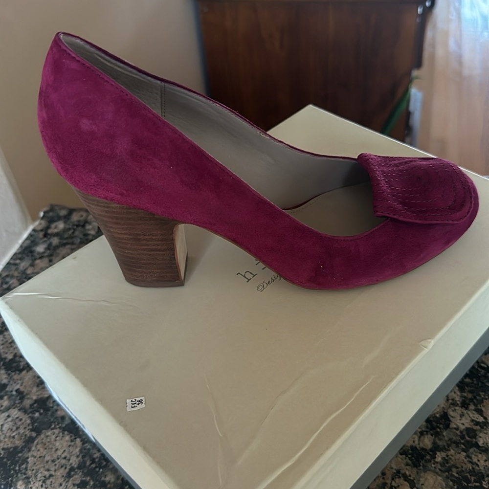 Hinge Burgundy Suede Mallory-Lea pumps, never worn! 9